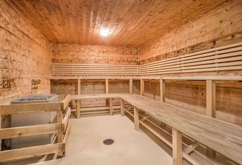 בית מלון כפרי Ramada By Wyndham Hancock Waterfront