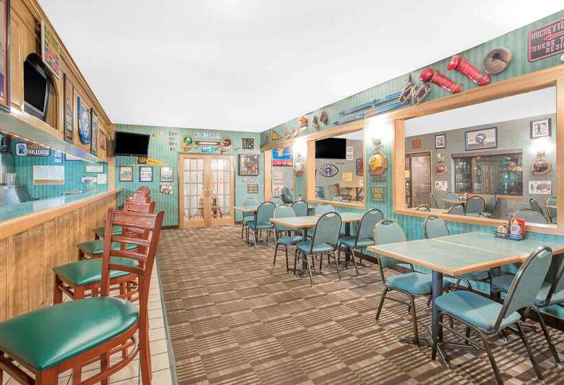 בית מלון כפרי Ramada By Wyndham Hancock Waterfront