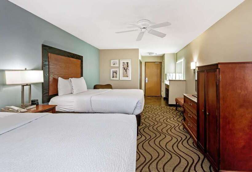 هتل La Quinta By Wyndham Santa Rosa