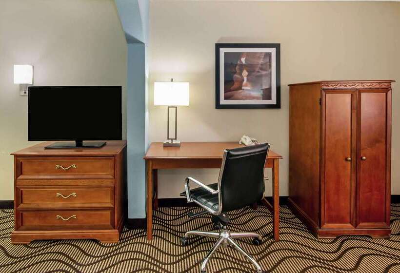 هتل La Quinta By Wyndham Santa Rosa