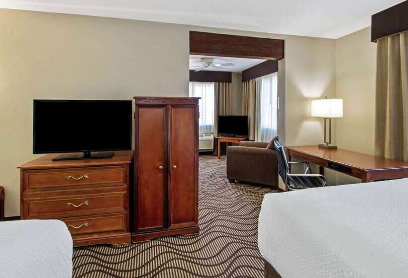 هتل La Quinta By Wyndham Santa Rosa