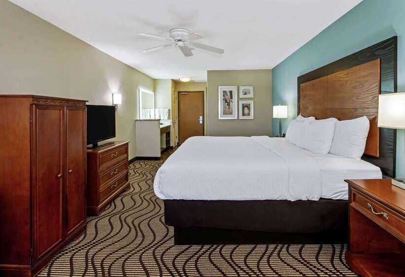 هتل La Quinta By Wyndham Santa Rosa