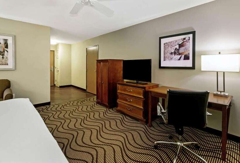هتل La Quinta By Wyndham Santa Rosa