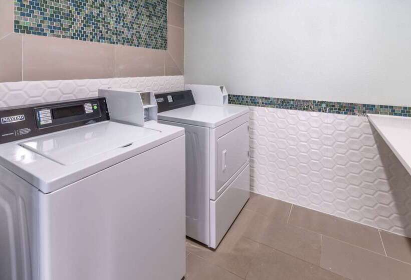 هتل La Quinta By Wyndham Santa Rosa