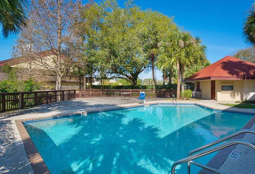 בית מלון כפרי Rodeway Inn Tampa Near Busch Gardensusf