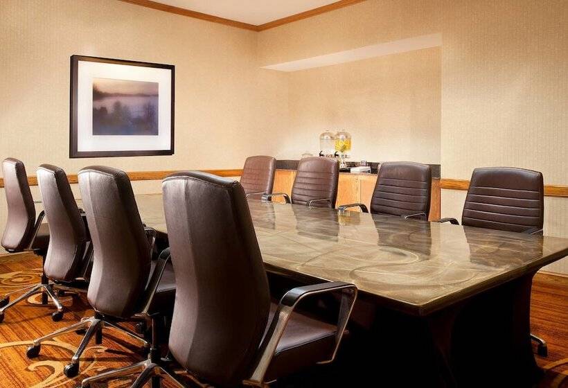 בית מלון כפרי Sheraton Minneapolis West