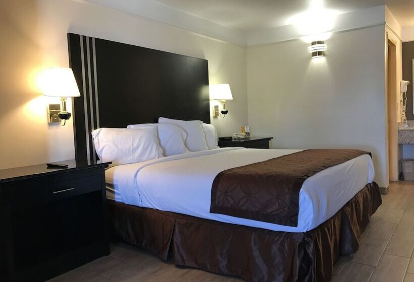 هتل Texas Inn & Suites