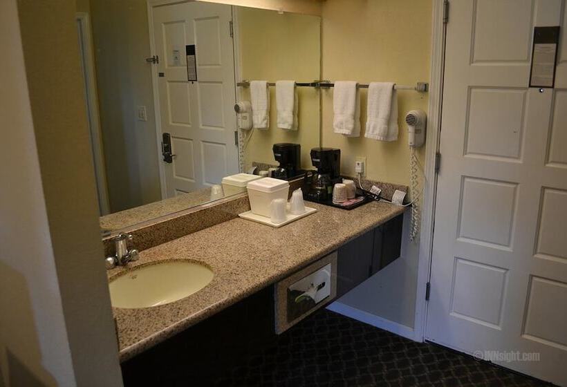 בית מלון כפרי The Miramar Inn