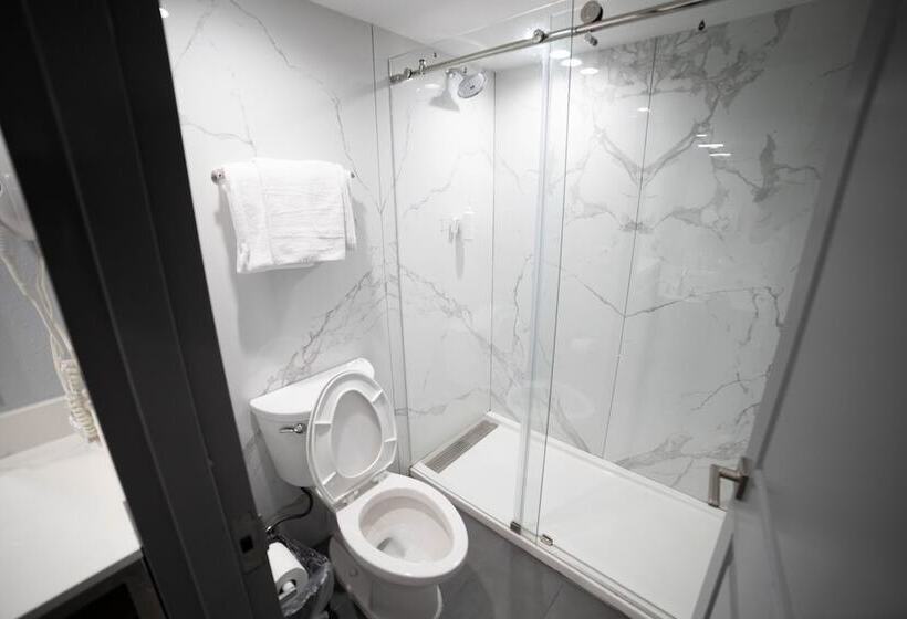 هتل Travelodge By Wyndham Whittier