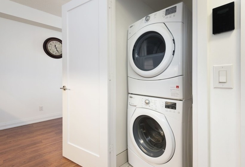 בית מלון כפרי Metropolis Suites  Yonge Sheppard