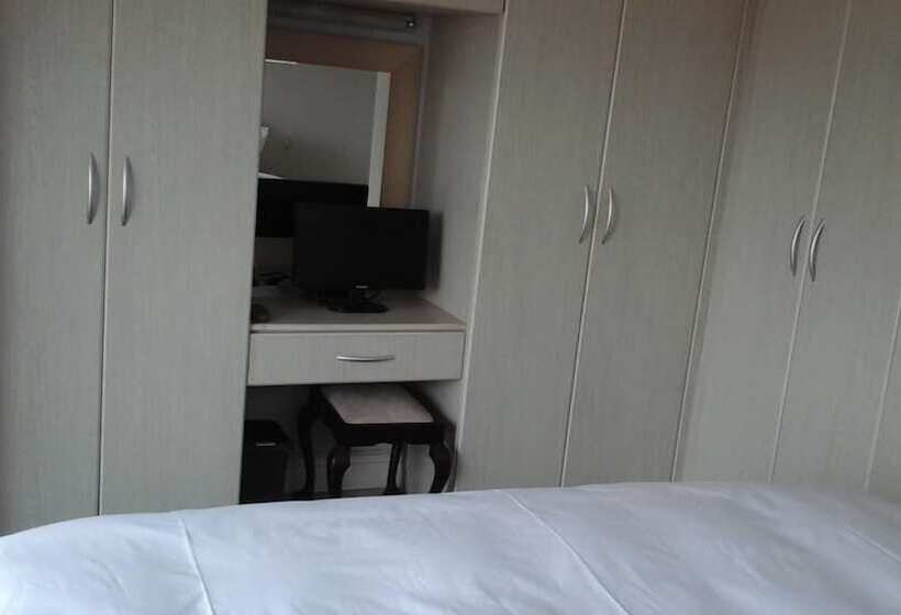 پانسیون The Whales Beach House