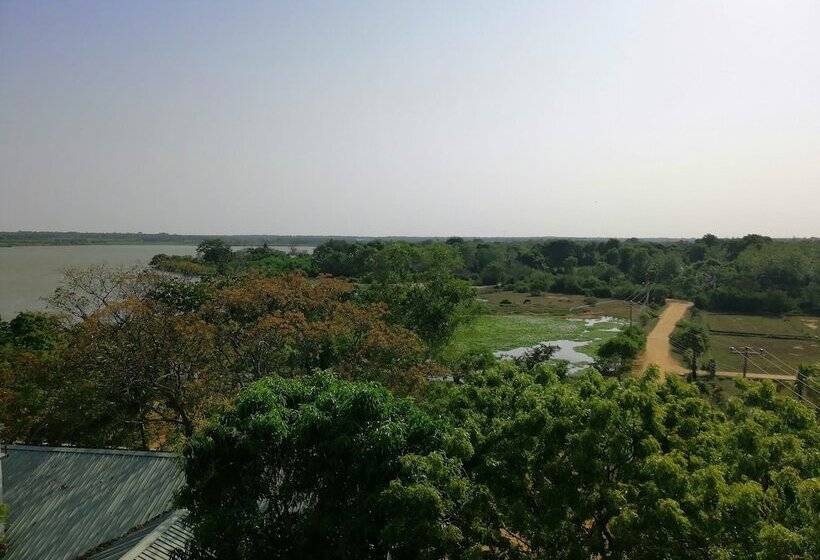 استراحتگاه Breezy Lake Eco Friendly Cabanas Yala