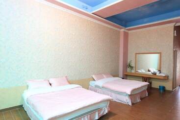 تختخواب و صبحانه Wild Thyme Eco Guest House