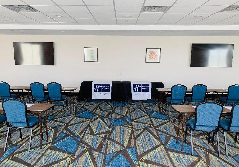 בית מלון כפרי Holiday Inn Express & Suites Chicago   Hoffman Estates, An Ihg