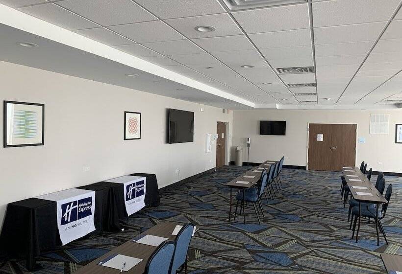 호텔 Holiday Inn Express & Suites Chicago   Hoffman Estates, An Ihg