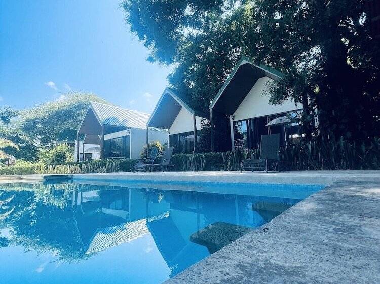 هتل Villas Cabuya Beach & Forest