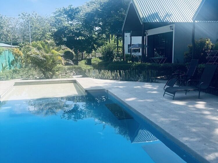 هتل Villas Cabuya Beach & Forest