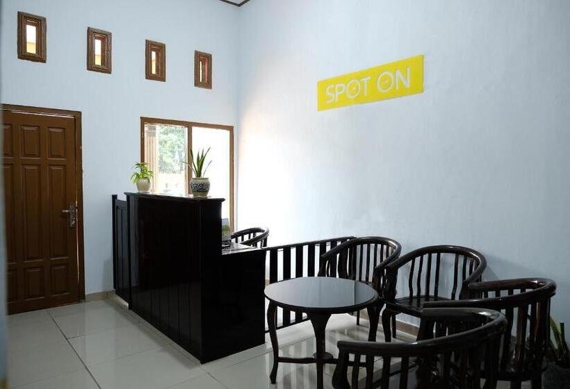 هتل Spot On 2766 Kezia Kost