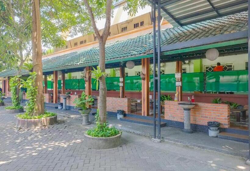 Отель Reddoorz Syariah At Mojosari