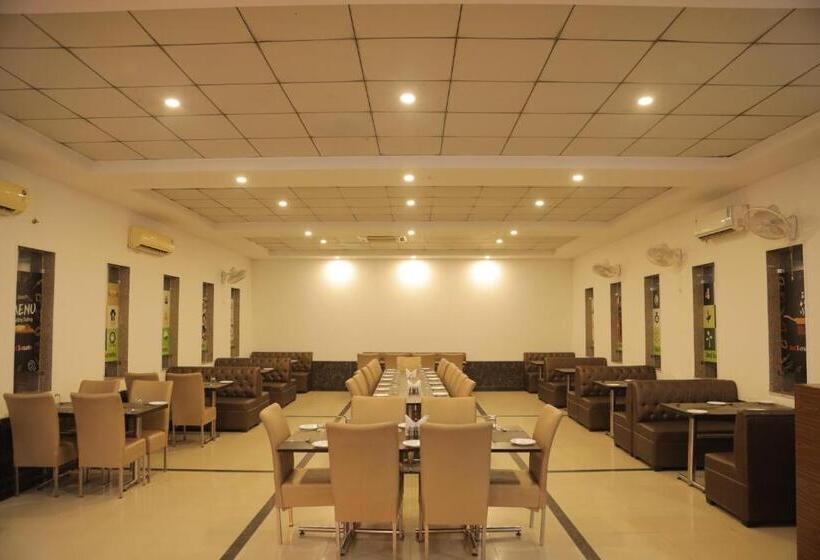 בית מלון כפרי Vrinda Anandam Resort