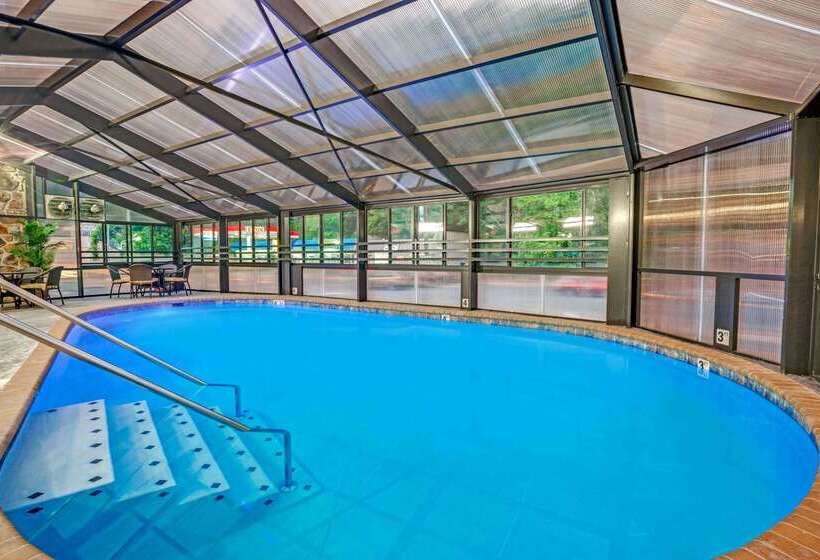 בית מלון כפרי Baymont By Wyndham Gatlinburg On The River