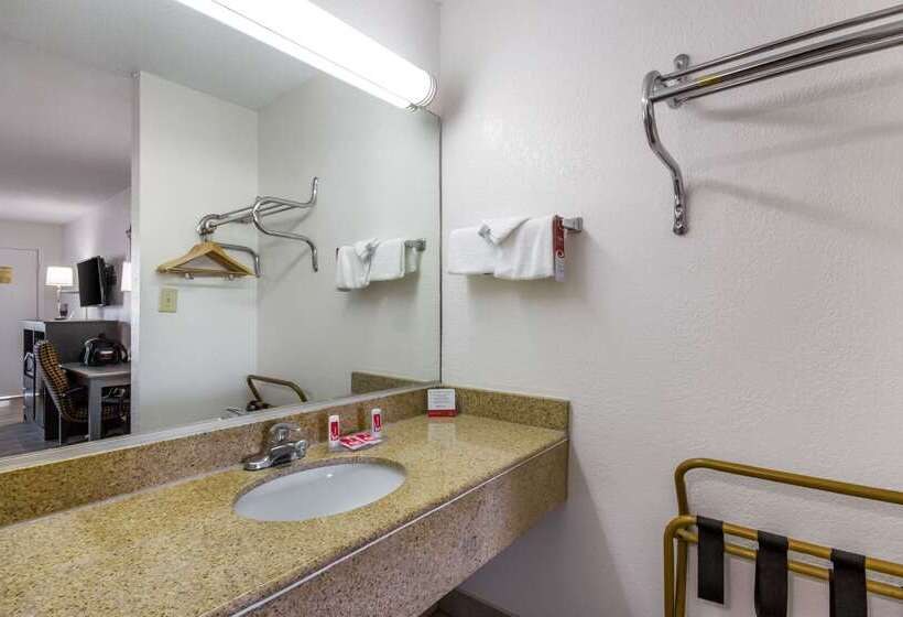 هتل Econo Lodge Little Creek