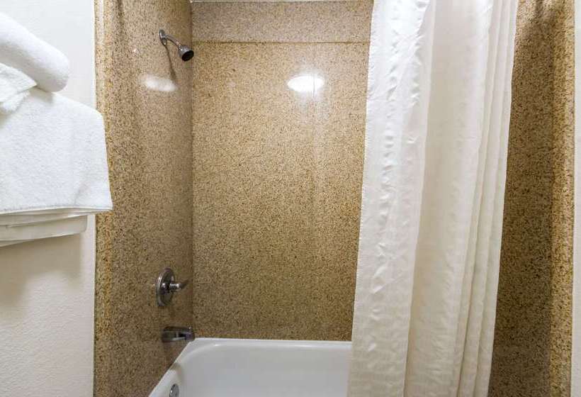 هتل Econo Lodge Little Creek