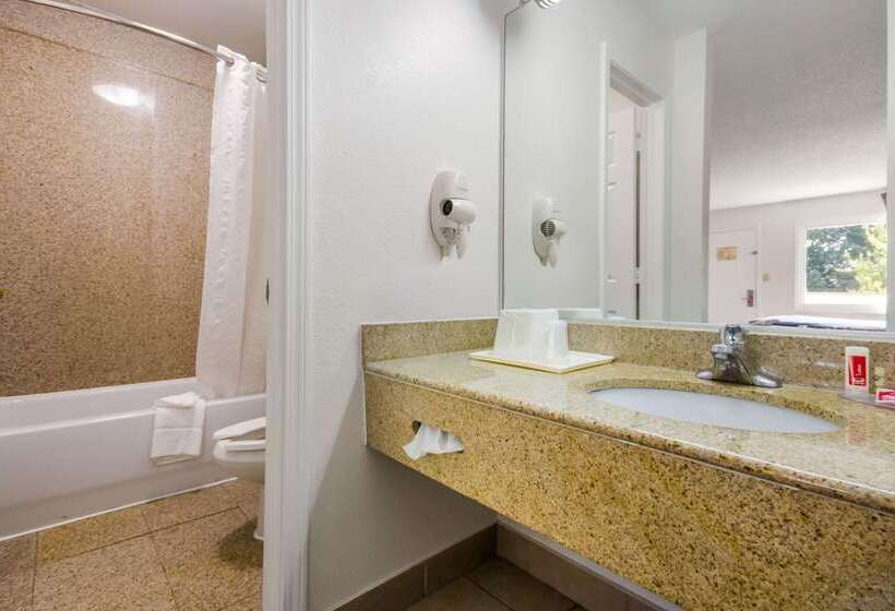 هتل Econo Lodge Little Creek