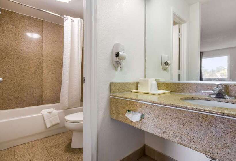 هتل Econo Lodge Little Creek