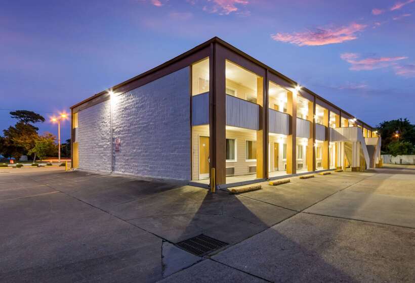 هتل Econo Lodge Little Creek