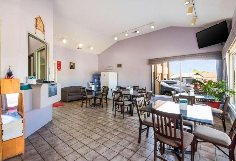 هتل Econo Lodge Little Creek