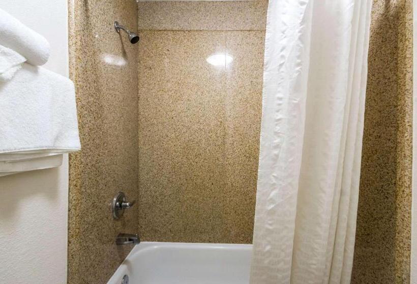 هتل Econo Lodge Little Creek