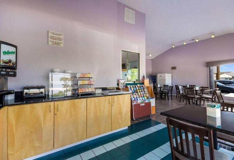هتل Econo Lodge Little Creek