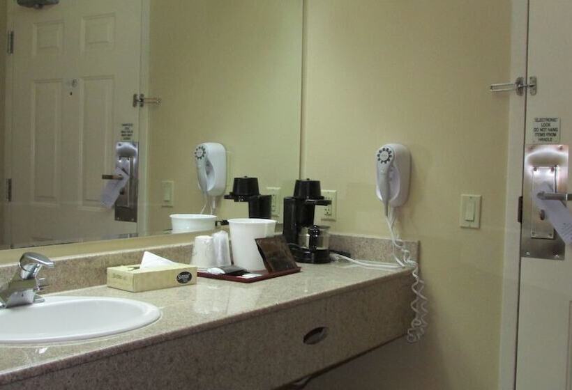 هتل Fairbridge Inn & Suites