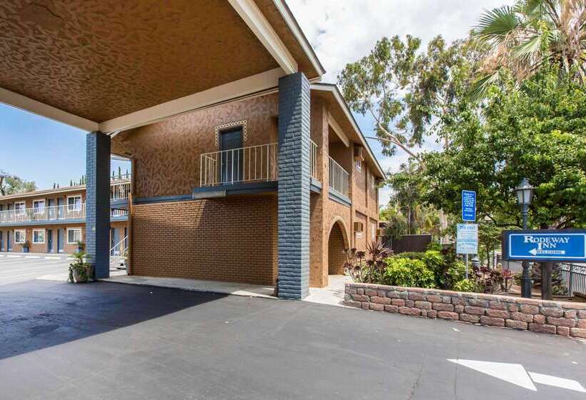 בית מלון כפרי Rodeway Inn Escondido Downtown