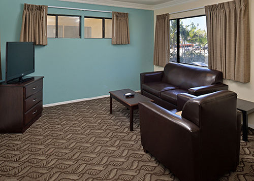 هتل Rodeway Inn & Suites