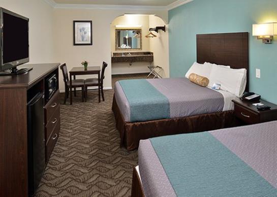 Отель Rodeway Inn & Suites