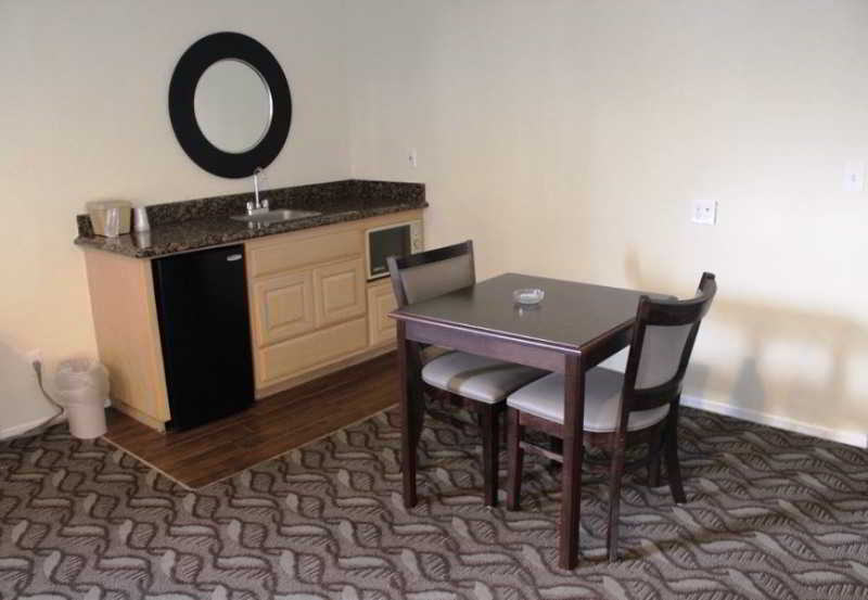 هتل Rodeway Inn & Suites