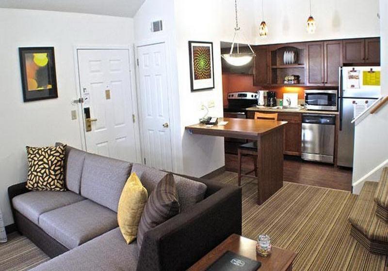 اقامتگاه Albany Airport Inn & Suites