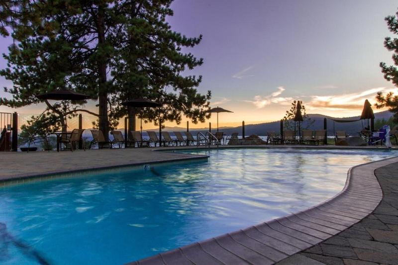 리조트 Red Wolf Lakeside Lodge