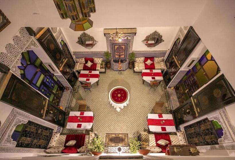 تختخواب و صبحانه Dar El Aamouri