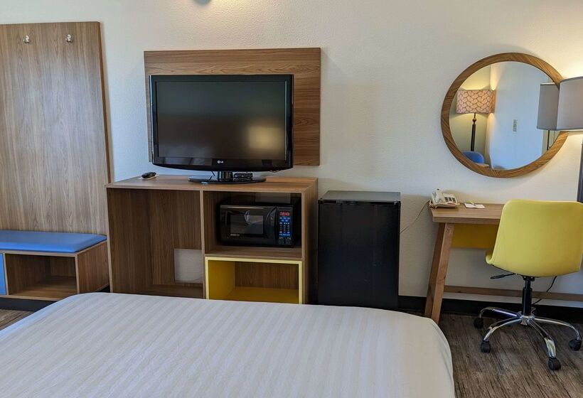 هتل Days Inn By Wyndham Lake Havasu