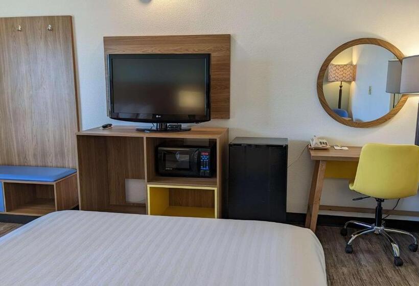 هتل Days Inn By Wyndham Lake Havasu