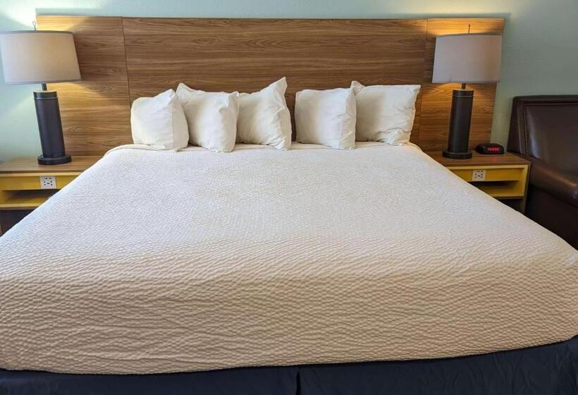 هتل Days Inn By Wyndham Lake Havasu