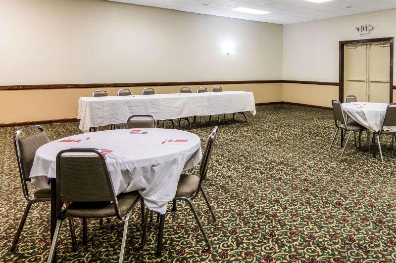 호텔 Econo Lodge Inn & Suites Conference Center Dublin