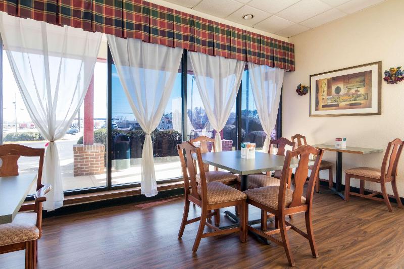 호텔 Econo Lodge Inn & Suites Conference Center Dublin