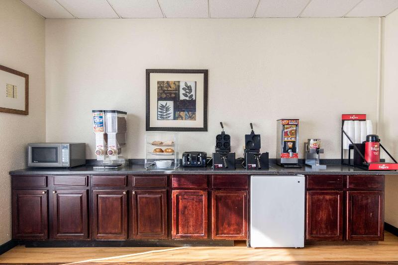 호텔 Econo Lodge Inn & Suites Conference Center Dublin