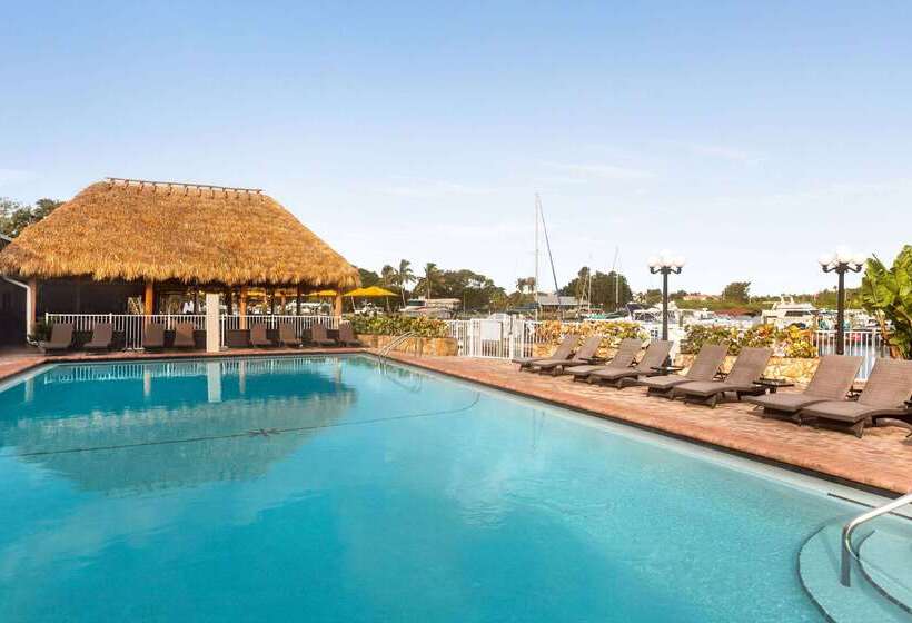 בית מלון כפרי Ramada By Wyndham Sarasota Waterfront
