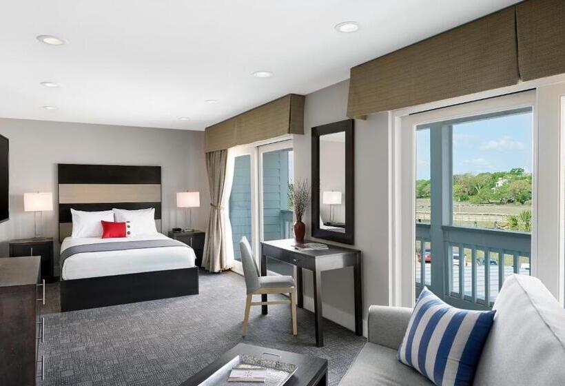 هتل Shem Creek Inn
