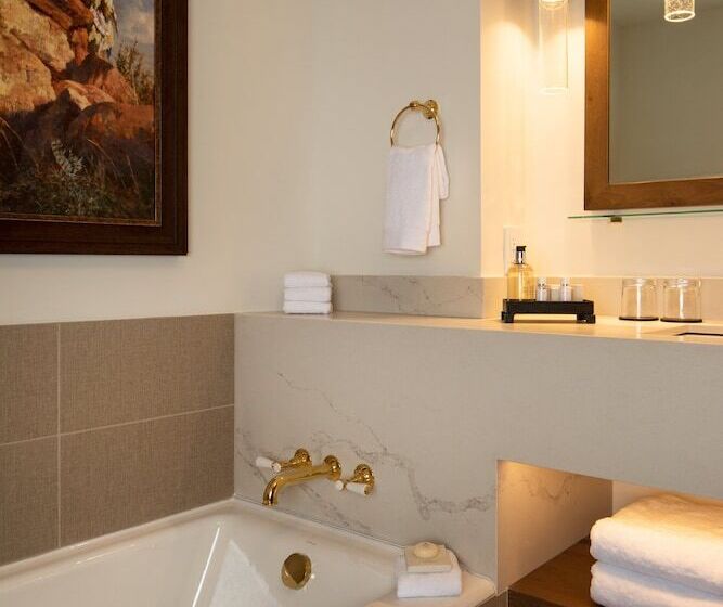 هتل The Rusty Parrot Lodge And Spa